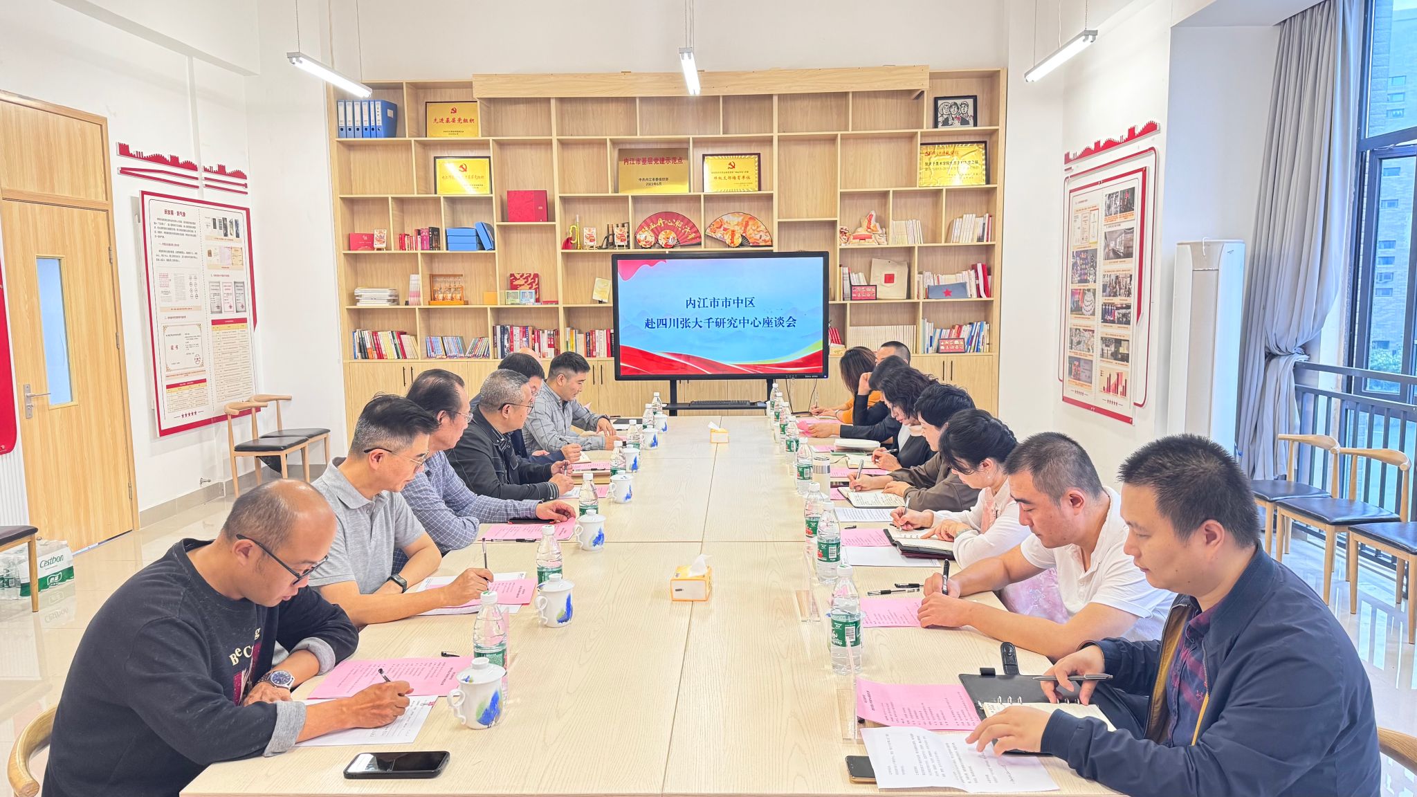 校地携手共传大千文脉——内江市市中区区委与四川张大千研究中心开展座谈交流